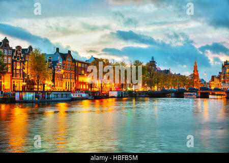 Avec vue sur la ville d'Amsterdam Amstel au coucher du soleil Banque D'Images