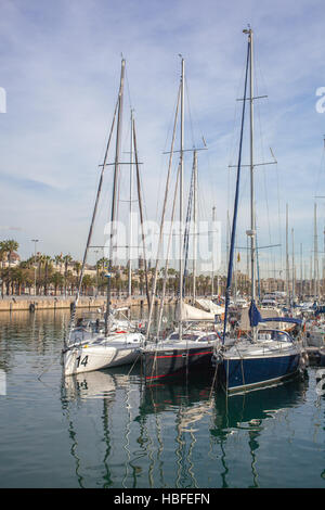 Rangée de yachts de luxe dans un port d'amarrage Banque D'Images