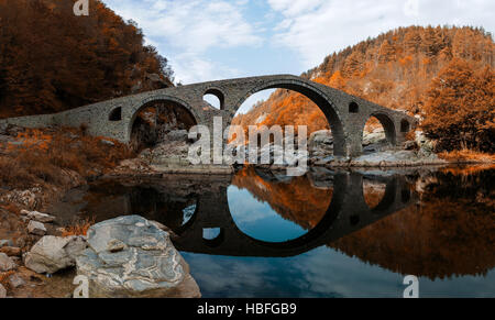 Pont du diable ou plus yavolski «' repère dans la montagne des Rhodopes, Bulgarie Banque D'Images