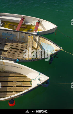 Trois petites plates dans le port de St Ives, Cornwall England UK. Banque D'Images