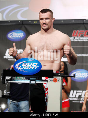 Mirko Cro Cop UFC fighter lors d'une pesée de l'UFC 137 à Las Vegas, Nevada le Vendredi, Octobre 28, 2011. Photo par Francis Specker Banque D'Images