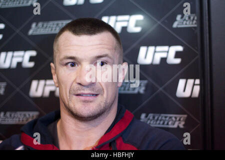 UFC fighter Mirko "Cro Cop" Filipovic parle aux médias à l'UFC d'entraînement Ouvert aux médias à Las Vegas, Nevada le mercredi 26 octobre, 2011. Photo par Francis Specker Banque D'Images