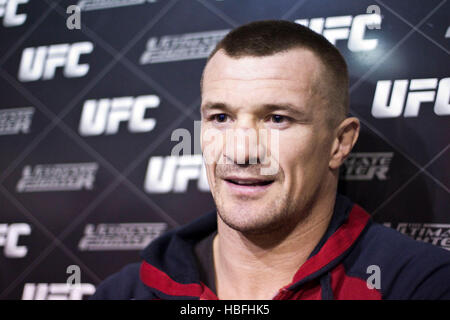 UFC fighter Mirko "Cro Cop" Filipovic parle aux médias à l'UFC d'entraînement Ouvert aux médias à Las Vegas, Nevada le mercredi 26 octobre, 2011. Photo par Francis Specker Banque D'Images