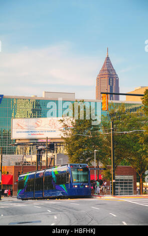 Street car près de la Centennial Olympic Park Banque D'Images