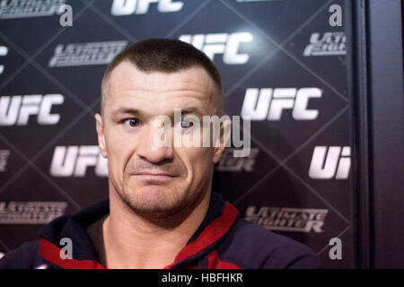 UFC fighter Mirko "Cro Cop" Filipovic parle aux médias à l'UFC d'entraînement Ouvert aux médias à Las Vegas, Nevada le mercredi 26 octobre, 2011. Photo par Francis Specker Banque D'Images