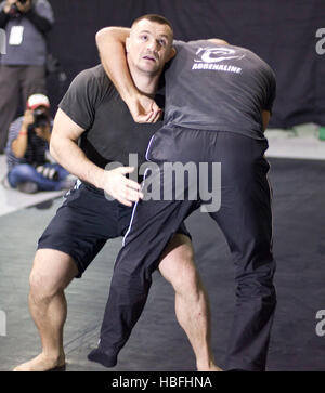 UFC fighter Mirko "Cro Cop" Filipovic , à gauche, à l'UFC d'entraînement Ouvert aux médias à Las Vegas, Nevada le mercredi 26 octobre, 2011. Photo par Francis Specker Banque D'Images