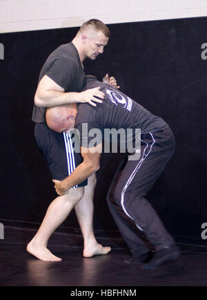 UFC fighter Mirko "Cro Cop" Filipovic , à gauche, à l'UFC d'entraînement Ouvert aux médias à Las Vegas, Nevada le mercredi 26 octobre, 2011. Photo par Francis Specker Banque D'Images