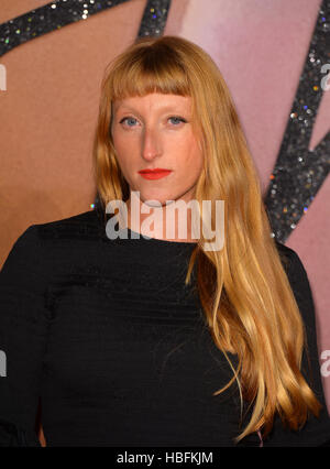 Molly Goddard participant à la Fashion Awards 2016 au Royal Albert Hall, Londres. Banque D'Images