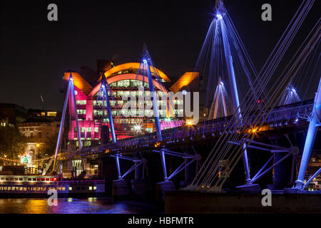 Le Hungerford Bridge et Golden Jubilee Bridges, Londres, Angleterre Banque D'Images