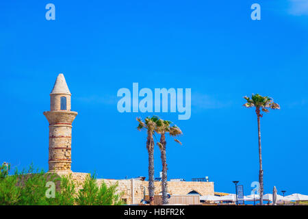 Minaret, murs et palm Césarée. Banque D'Images