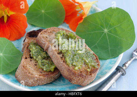 Crostini avec pesto de cresson indien Banque D'Images