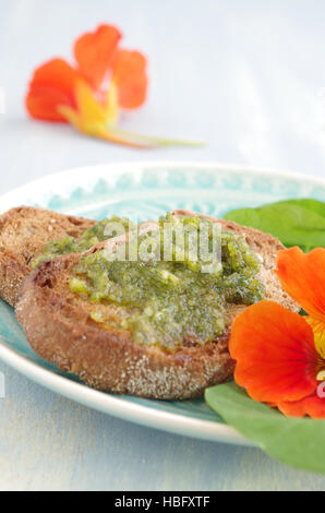 Crostini avec pesto de cresson indien Banque D'Images