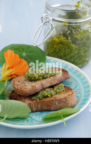 Crostini avec pesto de cresson indien Banque D'Images