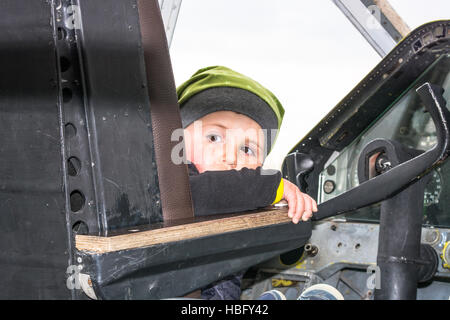 Petit garçon dans le cockpit Banque D'Images