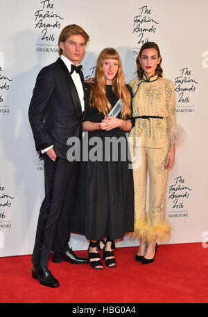 Molly Goddard avec son prix de la relève, aux côtés de la Jordanie Barrett et Alexa Chung dans la salle de presse pendant la Fashion Awards 2016 au Royal Albert Hall, Londres. Banque D'Images