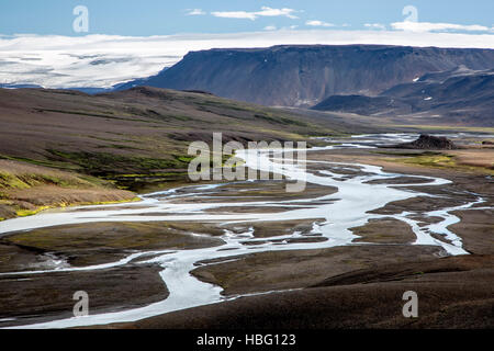 Rivière tressée et butte au loin, près de Kerlingarfjoll, Islande Banque D'Images