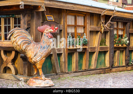 Coq en bois antique dans la petite Venise de Colmar, route des vins, Alsace, Haut Rhin France Banque D'Images