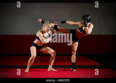 Deux kickboxers Women in sports hall Banque D'Images