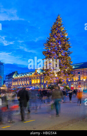 Le grand arbre de Noël en Place Kleber à Noël. Strasbourg. Bas-Rhin. L'Alsace. France Banque D'Images