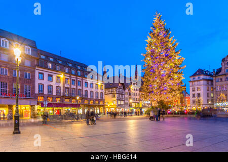 Le grand arbre de Noël en Place Kleber à Noël. Strasbourg. Bas-Rhin. L'Alsace. France Banque D'Images