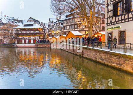 Marché de Noël à la tombée de la Petite France (petite France), Strasbourg, Alsace, Bas Rhin France Banque D'Images