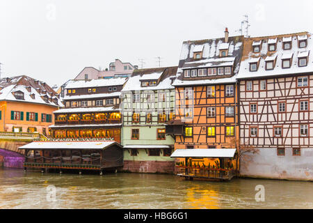 Maisons à colombages de la Petite France ou France Llittle hiver en vieille ville, Strasbourg, Alsace, Bas Rhin, France, Europe Banque D'Images