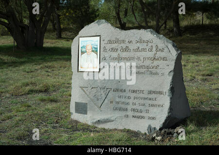 Mémorial pour le Pape Jean Paul II, 1920-2005, avec l'image et l'inscription, près de l'Etna, Sicile, Italie Banque D'Images