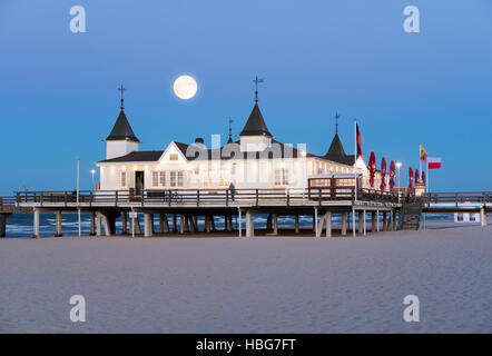 Station balnéaire d'Ahlbeck pier au crépuscule, pleine lune, Ahlbeck, Heringsdorf, Usedom, mer Baltique, Mecklembourg-Poméranie-Occidentale, Allemagne Banque D'Images