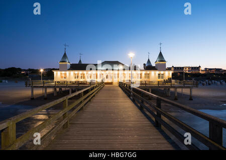 Station balnéaire d'Ahlbeck, jetée d'Ahlbeck, au crépuscule, Heringsdorf Usedom, mer Baltique, Mecklembourg-Poméranie-Occidentale, Allemagne Banque D'Images
