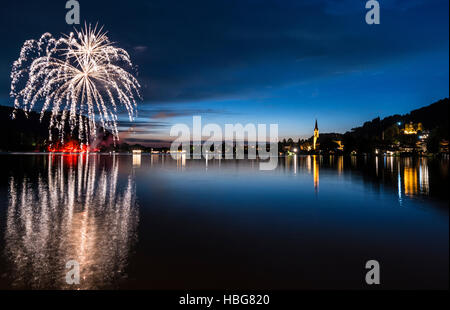 D'artifice, la réflexion dans le lac Schliersee, église paroissiale Saint Sixte, Schliersee, Haute-Bavière, Bavière, Allemagne Banque D'Images