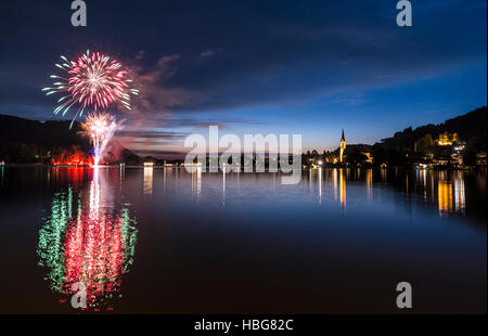 D'artifice, la réflexion dans le lac Schliersee, église paroissiale Saint Sixte, Schliersee, Haute-Bavière, Bavière, Allemagne Banque D'Images