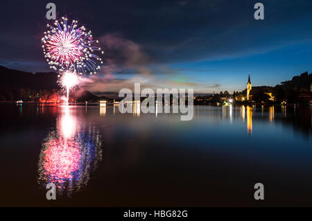 D'artifice, la réflexion dans le lac Schliersee, église paroissiale Saint Sixte, Schliersee, Haute-Bavière, Bavière, Allemagne Banque D'Images