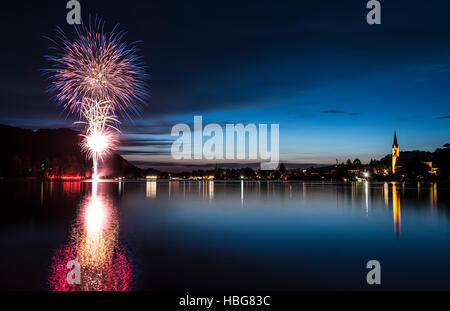 D'artifice, la réflexion dans le lac Schliersee, église paroissiale Saint Sixte, Schliersee, Haute-Bavière, Bavière, Allemagne Banque D'Images