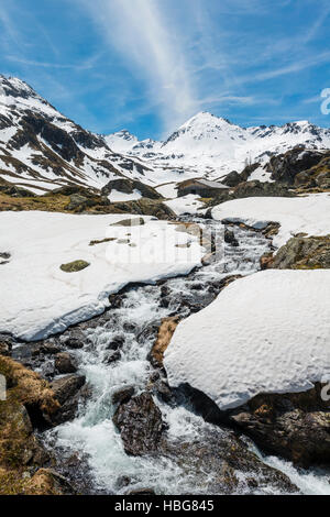 Giglachbach s'écoule à travers la montagne enneigée paysage, chalet de montagne, Rohrmoos Schladming, Obertal, Tauern Alpes centrales autrichiennes Banque D'Images