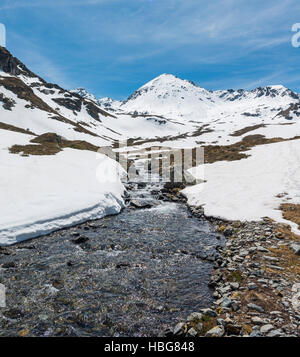 Giglachbach s'écoule à travers la montagne enneigée paysage, Rohrmoos Schladming Obertal, Tauern, Schladming, Styrie, Autriche Banque D'Images