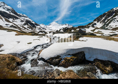 Giglachbach s'écoule à travers la montagne enneigée paysage avec chaumière, Engelkarspitz, Rohrmoos Schladming, Obertal Tauern Banque D'Images