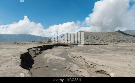 Fissure, Le Mont Bromo, volcan fumant, Parc National de Bromo Tengger Semeru, l'Est de Java, Indonésie Banque D'Images