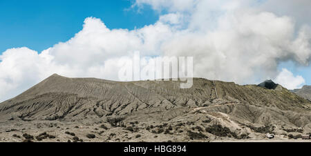 Cratère, aérateur, fumeurs volcan, le Mont Bromo, Parc National de Bromo Tengger Semeru, l'Est de Java, Indonésie Banque D'Images