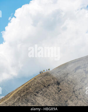 Les gens qui marchent sur les bord du cratère, le tabagisme Le Mont Bromo, Parc National de Bromo Tengger Semeru, Java, Indonésie Banque D'Images