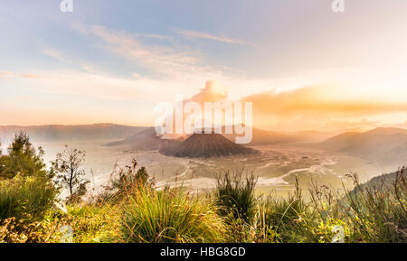 Lever du soleil, le tabagisme, le volcan Gunung Bromo, Mont Batok, Mont Kursi, le Mont Semeru, Parc National de Bromo Tengger Semeru, Java Banque D'Images