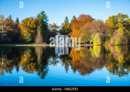 Pagodenburg reflétée dans le lac Pagodenburg, parc du château de Nymphenburg, automne, Munich, Haute-Bavière, Bavière, Allemagne Banque D'Images