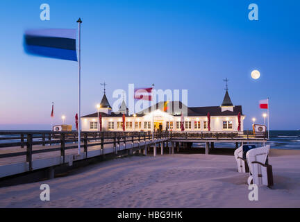 Station balnéaire d'Ahlbeck pier au crépuscule, pleine lune, Ahlbeck, Heringsdorf, Usedom, mer Baltique, Mecklembourg-Poméranie-Occidentale, Allemagne Banque D'Images