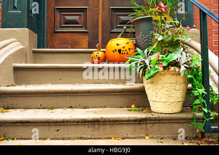 Pumpkins près de la porte pour l'Halloween Banque D'Images