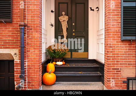 Pumpkins près de la porte pour l'Halloween Banque D'Images