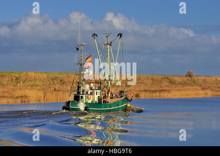 Bateau crevette reflète dans l'eau, Greetsiel, Basse-Saxe, Allemagne Banque D'Images