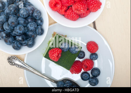 Gâteau mousse matcha Thé vert aux fruits rouges Banque D'Images