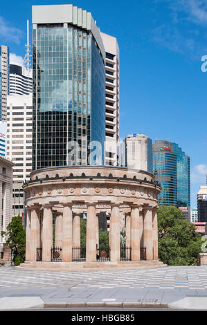 Place Anzac War Memorial et CBD bâtiments, ville Brisbane, Brisbane, Queensland, Australie Banque D'Images