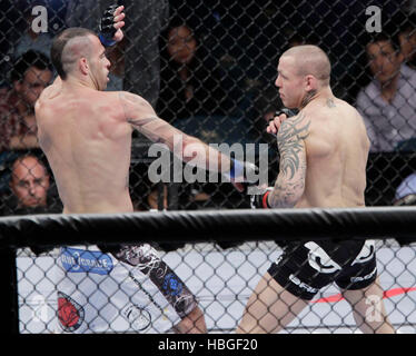 UFC fighter Ross Pearson, droit, combat l'Assuncao Junior lors de l'UFC 141 à la MGM Grand Garden Arena de Las Vegas, Nevada le Vendredi, 30 décembre 2011. Photo par Francis Specker Banque D'Images