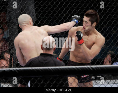 Kim Dong-Hyun UFC fighter, droite, Combat Sean Pierson lors de l'UFC 141 à la MGM Grand Garden Arena de Las Vegas, Nevada le Vendredi, 30 décembre 2011. Photo par Francis Specker Banque D'Images