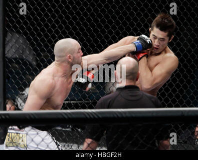 Kim Dong-Hyun UFC fighter, droite, Combat Sean Pierson lors de l'UFC 141 à la MGM Grand Garden Arena de Las Vegas, Nevada le Vendredi, 30 décembre 2011. Photo par Francis Specker Banque D'Images